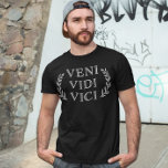 Camiseta Veni Vidi Vici en Faux Antique Gold Funny<br><div class="desc">Camiseta divertida con la famosa proclamación de Julio César: Llegué,  vi,  conquisté. Perfecto para jugadores,  jugadores de ajedrez,  cualquier espíritu competitivo. También se adaptan a los fiestas de graduación o jubilación. Hace un gran regalo del día del padre.</div>