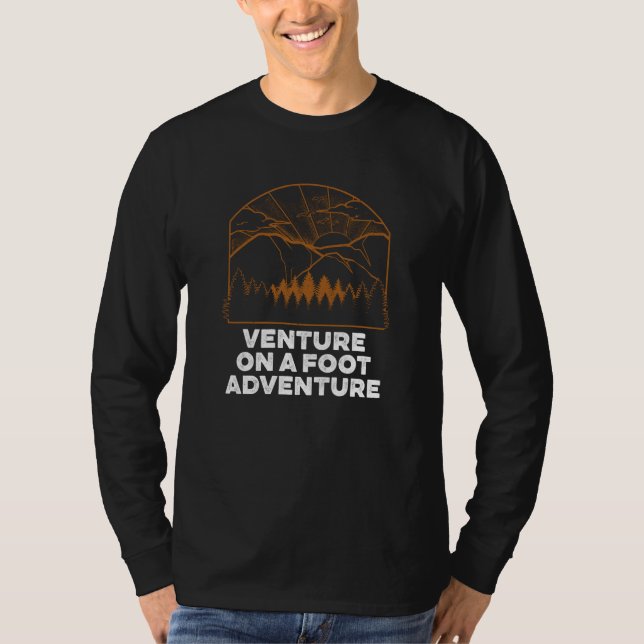 Camiseta Venture on a Foot Adventure Camping Hiking Camper  (Anverso)