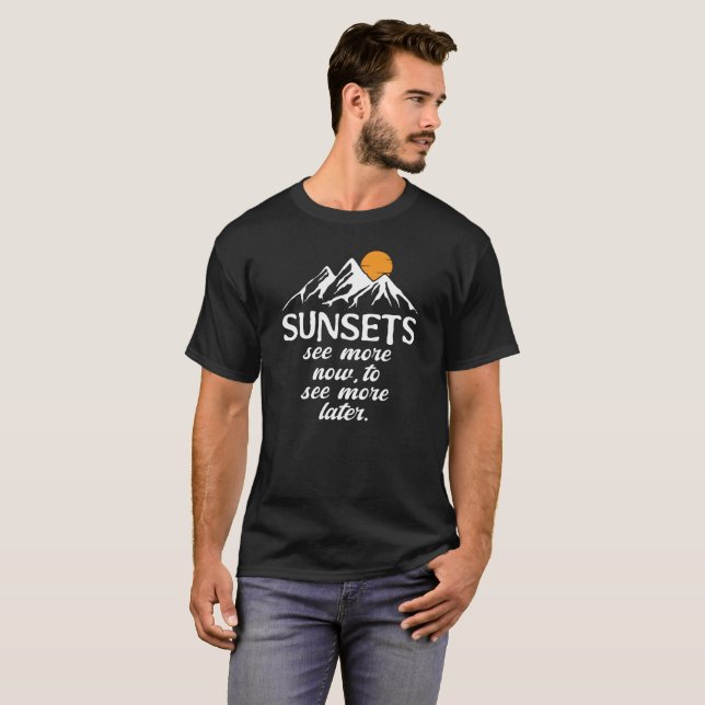 Camiseta Ver más puestas de sol; blanco con letras cursivas (Anverso completo)