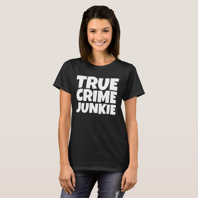 CAMISETA VERDADERO CRIMEN JUNKIE T-SHIRT (Anverso completo)