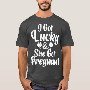 Camiseta Verde del embarazo de la pareja afortunada del Dí