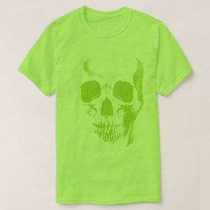 Camiseta verde frente al cráneo