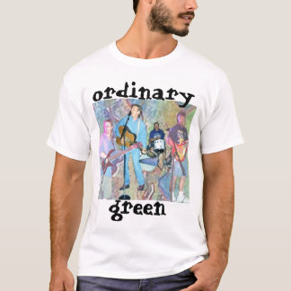 Camiseta verde ordinario vivo en el mesón de las piernas