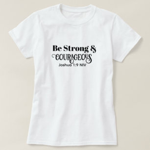Camiseta Versículo Bíblico Fuerte y Valiente en Blanco y Ne