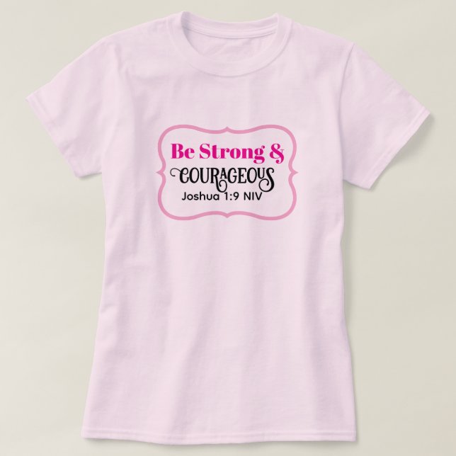 Camiseta Versículo Bíblico Fuerte y Valiente Rosa Claro Lin (Diseño del anverso)