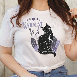Camiseta VERSIONES Karma Es Un Gato Negro Cristales Celeste