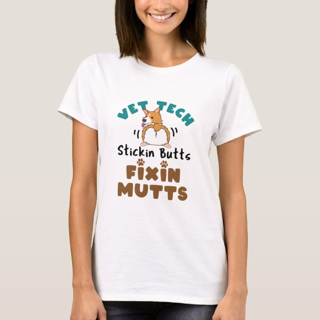 Camiseta Vet Tech Stickin' Butts y Fixin' Mutts (Anverso)