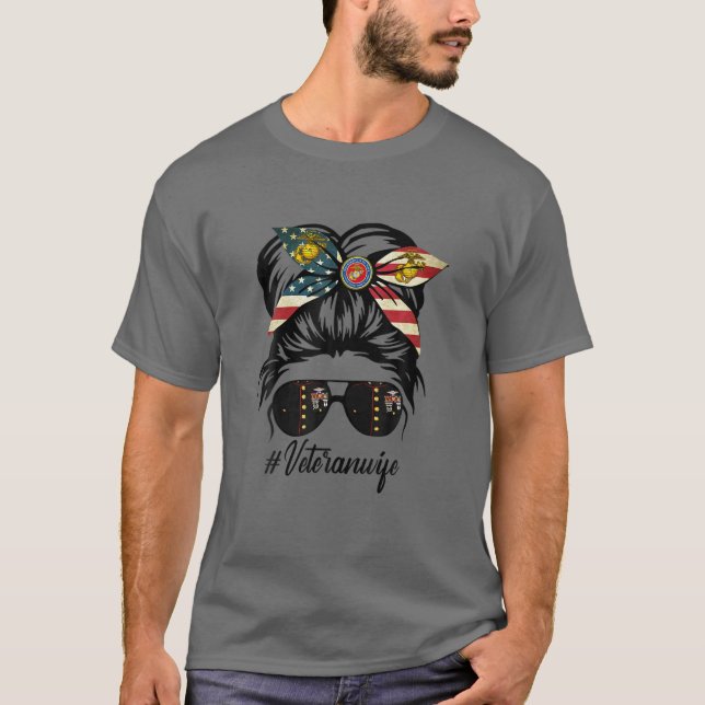 Camiseta Veterana esposa militar patriota Messy Bun Hair (Anverso)