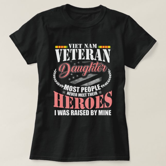 Camiseta Veterana hija de Vietnam Bandera Estadounidense Ej (Diseño del anverso)