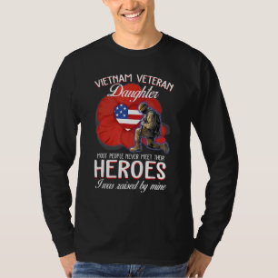 Camiseta Veterana hija de Vietnam que fui criada por mía