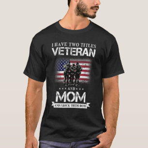 Camiseta Veterana mamá y yo les rocamos ambos Días de la Ma