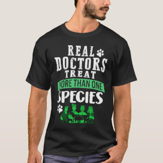 Camiseta Veterinario médico real trata más de una especie