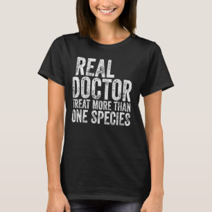 Camiseta Veterinarios Médicas reales tratan a más de una fa