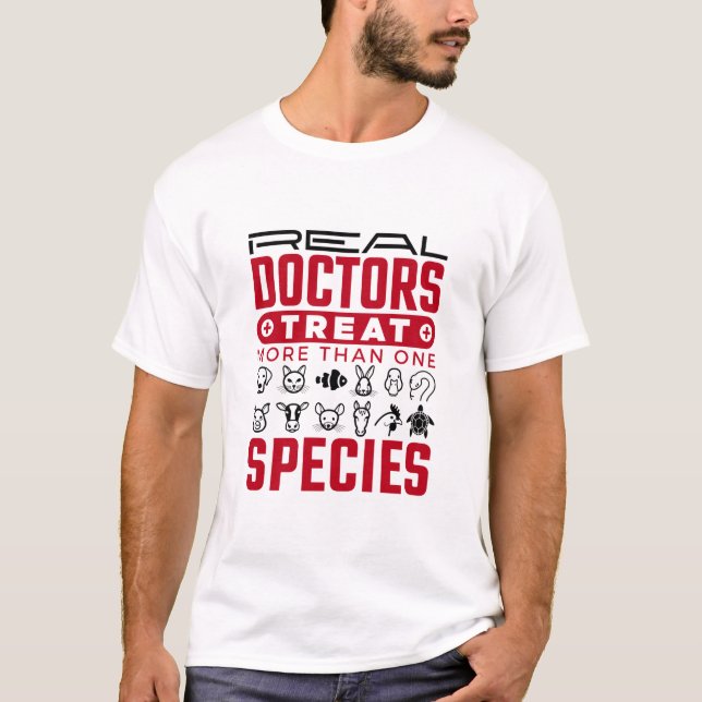 Camiseta Veterinarios Médicas Reales Tratan Más De Una Espe (Anverso)