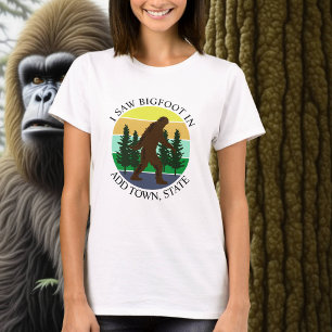 Camiseta Vi un gran pie en (añadir pueblo y estado) persona
