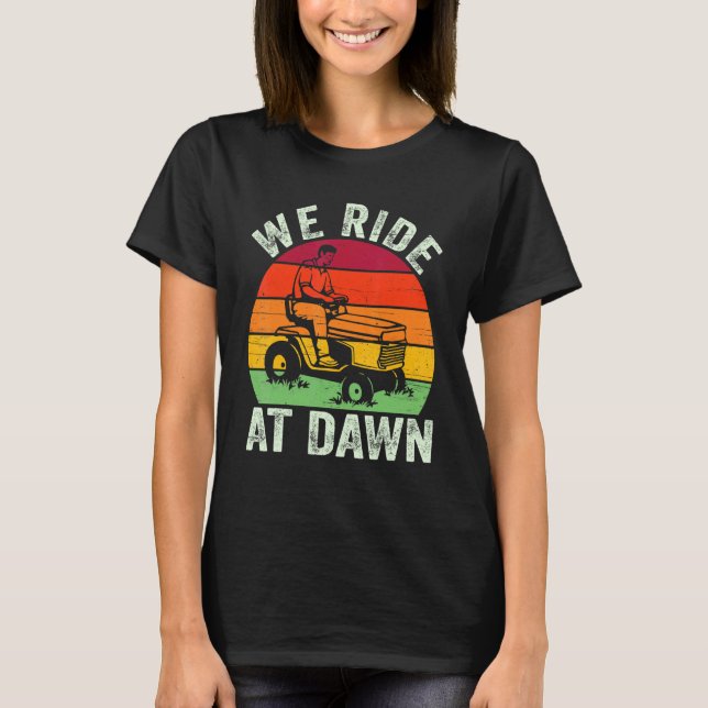 Camiseta Viajamos En Dawn Lawn Mower Farmer Dad Tractor Yar (Anverso)