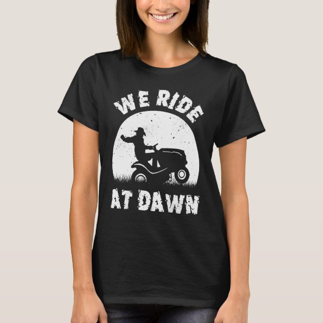 Camiseta Viajamos En Dawn Lawn Mower Riding (Anverso)