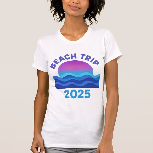 Camiseta Viaje a la playa 2025 - Diseño Retro Sunset & Wave (Anverso)
