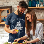 Camiseta Viaje de camping de tiro en casa para familias per<br><div class="desc">¿De buen humor? Añade fogata, s'mores, el resto de la familia y un fresco conjunto de aventura familiar. Diseño temático de camping personalizado que puede personalizar para su próxima aventura familiar con un marcador de posición para el nombre del sitio y el año. Perfecto para practicar swag familiar mientras se...</div>