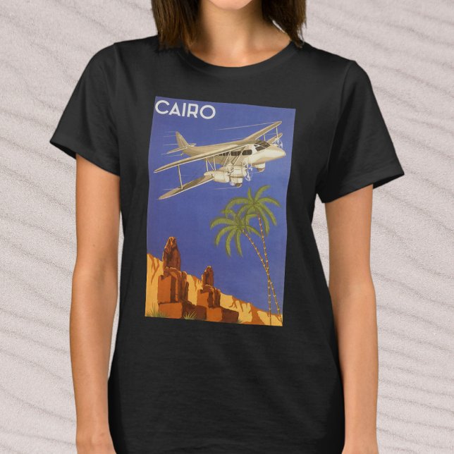 Camiseta Viaje de cosecha a El Cairo, Egipto, avión biplano (Vintage Travel Poster featuring a Biplane Airplane Flying Over the Desert in Cairo, Eygpt T-Shirt)