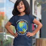 Camiseta Viaje de niños del Tour Mundial de personalizados<br><div class="desc">Personalizar estas increíbles camisetas de gira mundial para niños para una banda de viajes o viaje familiar de vacaciones por carretera. El planeta está envuelto en una hermosa corona floral de girasoles y viñas. Tejidos de viaje personalizados para explorar la Tierra.</div>