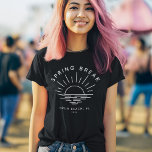 Camiseta Viaje de Novia de verano de vacaciones de primaver<br><div class="desc">¡Acepte el minimalismo de moda de las vacaciones de primavera con este tee personalizado celebrando la escapada de su equipo chica! Lleve los eslóganes turísticos y ostente el sofisticado espíritu de su equipo con un elegante y moderno logo con su destino elegido. Cada mirada susurra, "El descanso de primavera se...</div>