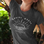 Camiseta Viaje de Novia de verano de vacaciones de primaver<br><div class="desc">¡Acepte el minimalismo de moda de las vacaciones de primavera con este tee personalizado celebrando la escapada de su equipo chica! Lleve los eslóganes turísticos y ostente el sofisticado espíritu de su equipo con un elegante y moderno logo con su destino elegido. Cada mirada susurra, "El descanso de primavera se...</div>