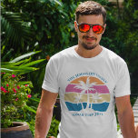 Camiseta Viaje de primavera del Personalizado Tropical Beac<br><div class="desc">Esta bonita camiseta con puesta de sol de la palmera tropical es perfecta para un viaje en primavera con tu grupo de amigos universitarios o unas divertidas vacaciones en barco de crucero con la familia. Personaliza el juego completo de camisetas personalizadas para que tu grupo se desplace a la playa...</div>