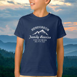 Camiseta Viaje de Reunión Familiar Vintage en Guay Mountain<br><div class="desc">¡Las montañas están llamando y debemos irnos! Un diseño perfecto para una reunión familiar o un viaje a las Montañas con un logotipo de estilo vintage blanco con una silueta de montaña fresca. Personalice con 4 líneas de texto personalizado - Su nombre, "Reunión familiar", "Viaje familiar", ubicación, fecha, etc. Un...</div>