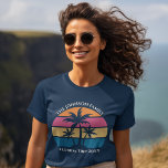 Camiseta Viaje en playa de personalizable cute marina azul<br><div class="desc">Esta linda camiseta de mujeres con palmeras tropicales es perfecta para un viaje de playa de verano con sus amigos universitarios o unas divertidas vacaciones en barco de crucero con la familia. Personalice un conjunto de camisetas personalizadas para que su grupo se desplace a la costa o para una reunión...</div>