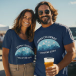 Camiseta Viaje en Ski Personalizado Colorado City Nombre Bl<br><div class="desc">Camisetas familiares personalizadas para su escapada a las montañas de Colorado durante sus vacaciones de invierno. Esta fresca pista de esquí cuenta con un bonito dibujo de montañas nevadas y un paisaje azul. Una gran camiseta natural para una familia amante de la naturaleza por su expedición por la naturaleza.</div>