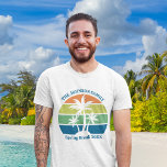 Camiseta Viaje familiar de Palm Tree en Isla Tropical perso<br><div class="desc">Estas modernas camisetas personalizadas de playa tropical con puesta de sol cuentan con 3 palmeras en forma de silueta frente a un cielo naranja y azul acentuado con amarillo y verde en la costa. Personalizar para un gran viaje en familia, manténgase atento para su escapada costera de vacaciones en primavera...</div>