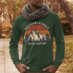 Camiseta Viaje familiar por carretera de Reunión Personaliz<br><div class="desc">Esta fresca puesta de sol retro sobre montañas rocosas en la naturaleza hace una gran imagen para un conjunto de camisetas personalizadas para una reunión familiar, viaje por carretera o vacaciones de verano. Conmemorar tu semana de vacaciones con lentes de amor para mamá, papá, hermano y hermana. Sólo tienes que...</div>