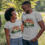 Camiseta Viaje familiar por carretera vacaciones veraniegas<br><div class="desc">Este impresionante atardecer vintage sobre montañas rocosas en la naturaleza hace una gran imagen para un conjunto de camisetas personalizadas para una reunión familiar, un viaje por carretera o unas vacaciones de verano. Conmemorar tu semana de vacaciones con lentes de amor para mamá, papá, hermano y hermana. Sólo tienes que...</div>