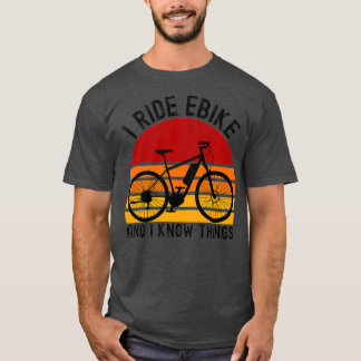 Camiseta Viajo En Ebike Y sé cosas que retro en bicicleta