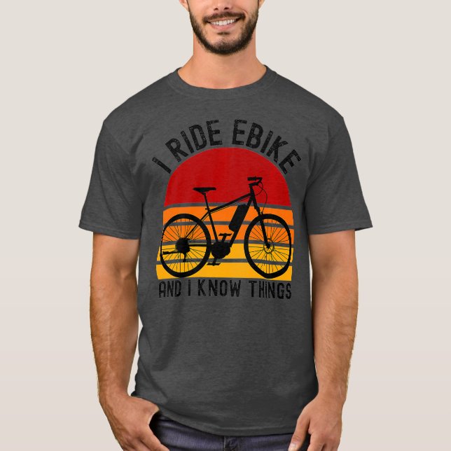 Camiseta Viajo En Ebike Y sé cosas que retro en bicicleta (Anverso)
