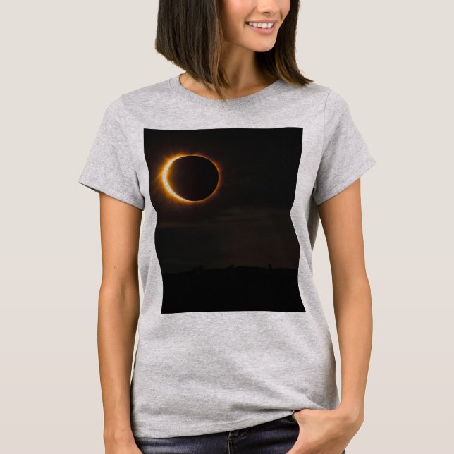 Camiseta Vibes cósmicas diurnas del eclipse solar (Anverso)