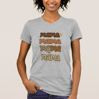 Camiseta Vibes de época: Tee "Mama" apilado con mariposa y