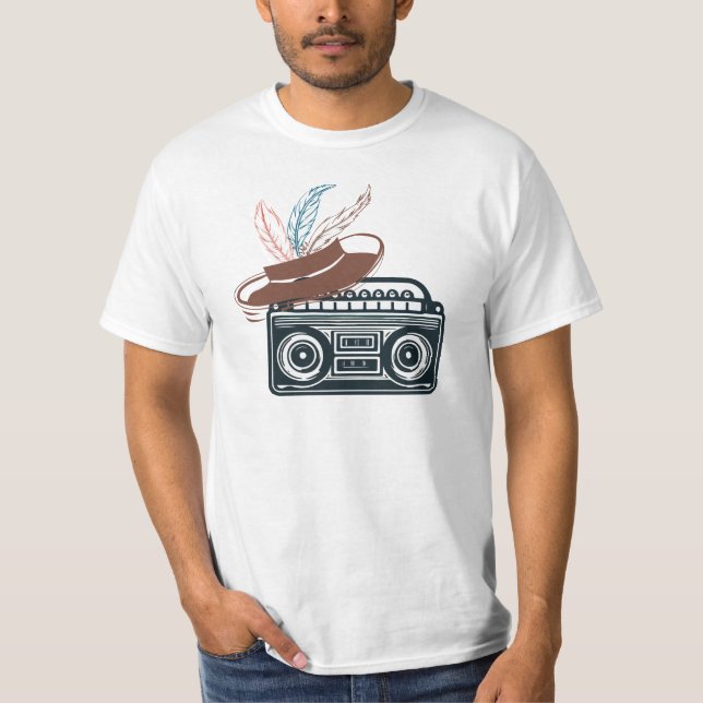 Camiseta "Vibes retro: Boombox y Gorra de plumas" (Anverso)