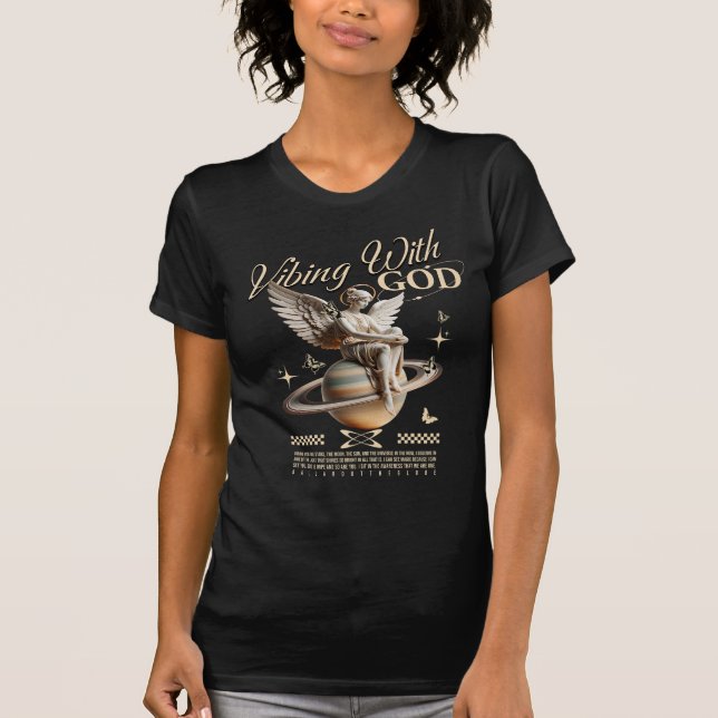 Camiseta Vibing Con el Universo – Dios Es Genial Espiritual (Anverso)