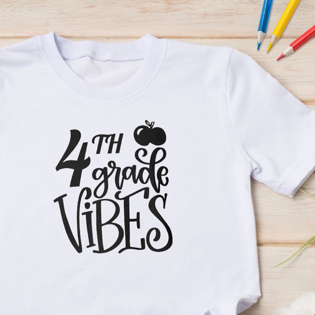 Camiseta Vibraciones de Cuarto Grado Escuela (Start the school year off with some fun with this cute back to school shirt.)
