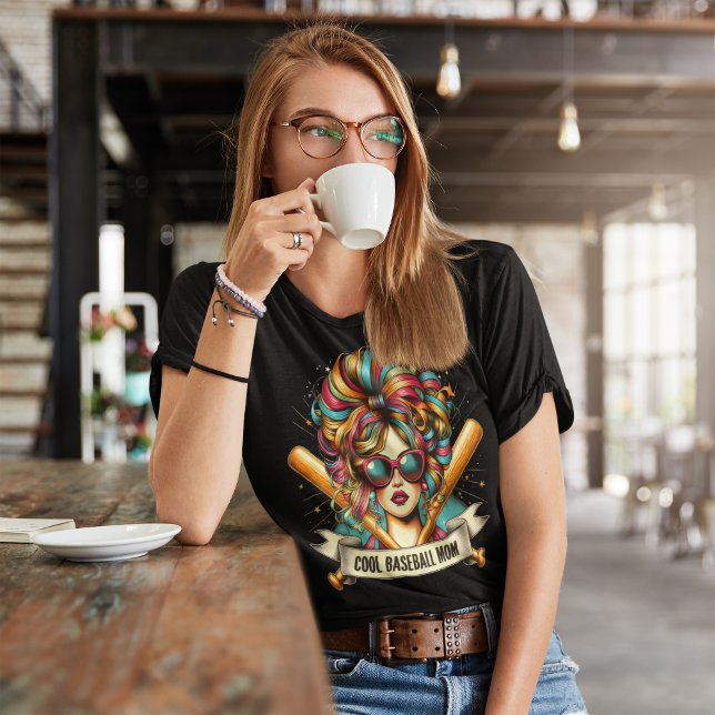 Camiseta Vibrant Hair, Fierce Stance Guay Béisbol Mom (Subido por el creador)