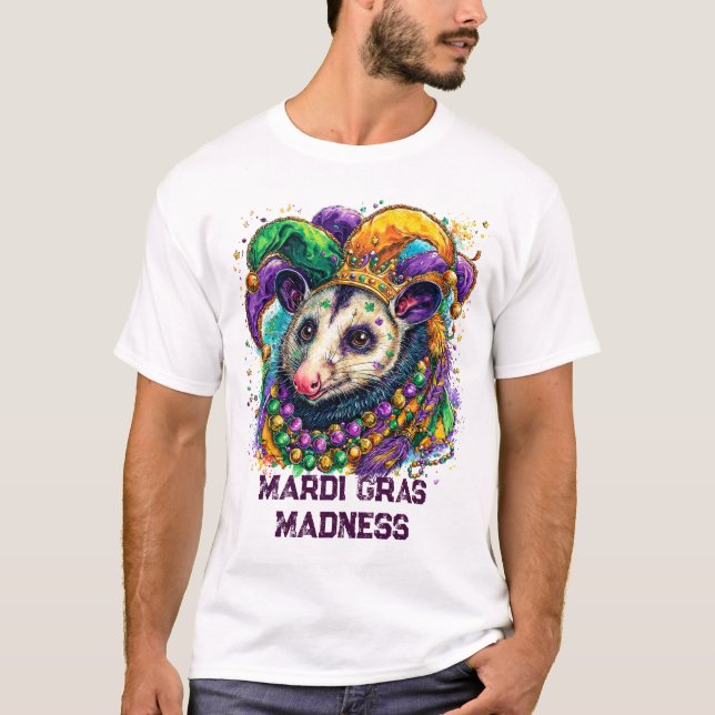 Camiseta Vibrant Mardi Gras possum in jester mask and beads (Anverso)