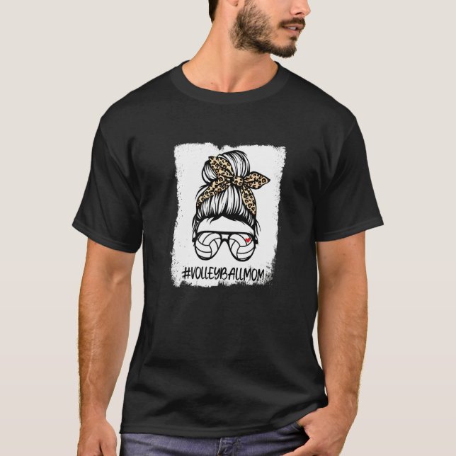Camiseta Vida de mamá de voleibol blanqueada y leopardo con (Anverso)