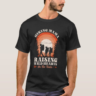 Camiseta Vida de mamá subiendo senderistas en los senderos 