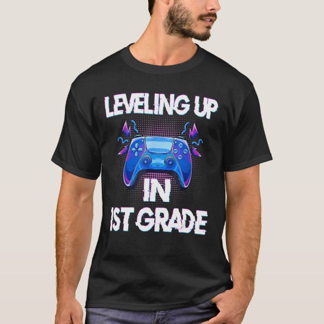 Camiseta Video Gaming students Leveling up in First Grade (Anverso)