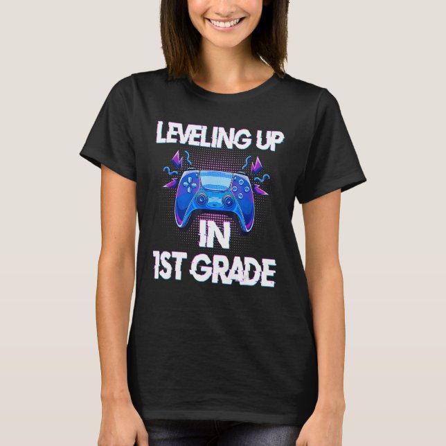 Camiseta Video Gaming students Leveling up in First Grade (Anverso)