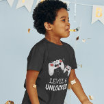 Camiseta Videojuegos para niños<br><div class="desc">Estas elegantes camisetas de gamer con dos pastillas de control de juegos sobre un fondo negro, con un texto lúdico que dice "NIVEL 6 DESBLOQUEADO" y "SU NOMBRE Y EDAD". Todos los estilos de fuente y colores se pueden cambiar haciendo clic en el enlace posterior del personalizar después de personalizar....</div>