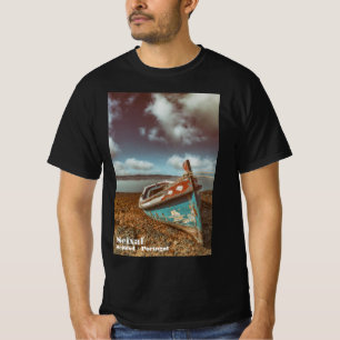 Camiseta Viejo Aiola. Barco tradicional portugués en una pl