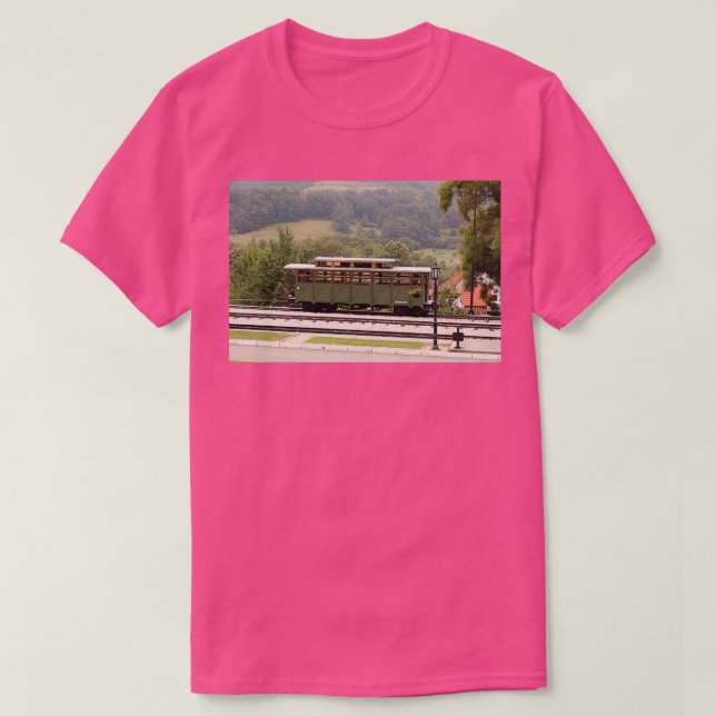 Camiseta viejo vagón de ferrocarril en los rieles (Diseño del anverso)